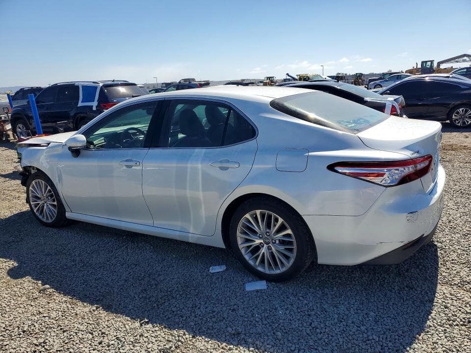 2018 TOYOTA CAMRY XLE 2