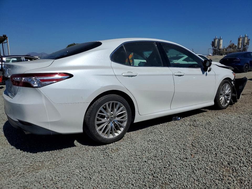 2018 TOYOTA CAMRY XLE 3