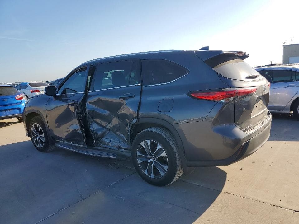 2022 TOYOTA HIGHLANDER XLE 2