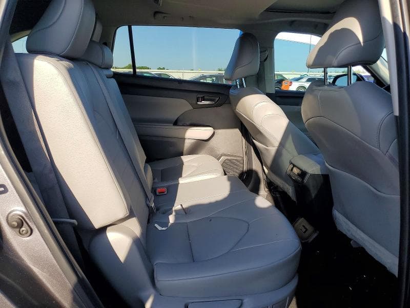 2022 TOYOTA HIGHLANDER XLE 11