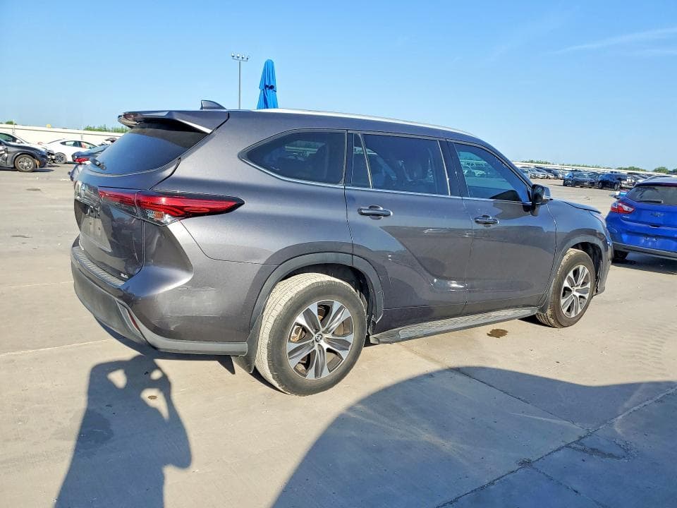 2022 TOYOTA HIGHLANDER XLE 3