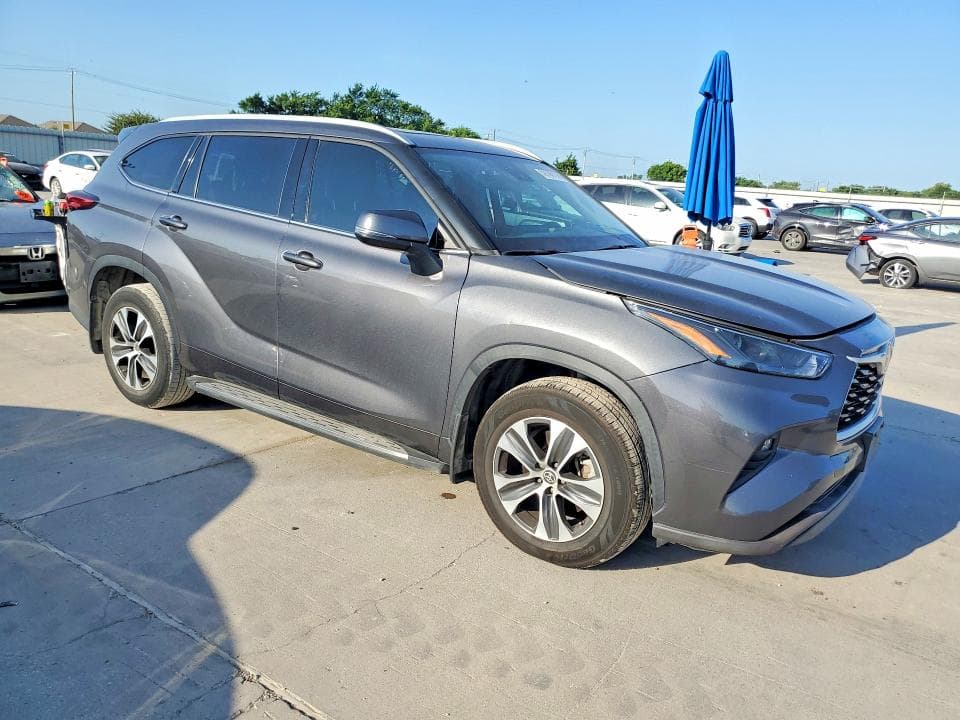 2022 TOYOTA HIGHLANDER XLE 4
