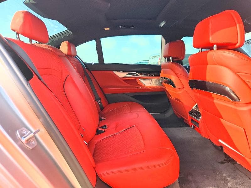 2022 BMW 750 XI 10