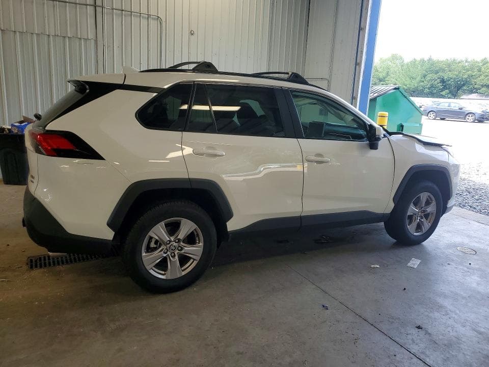 2023 TOYOTA RAV4 XLE 3
