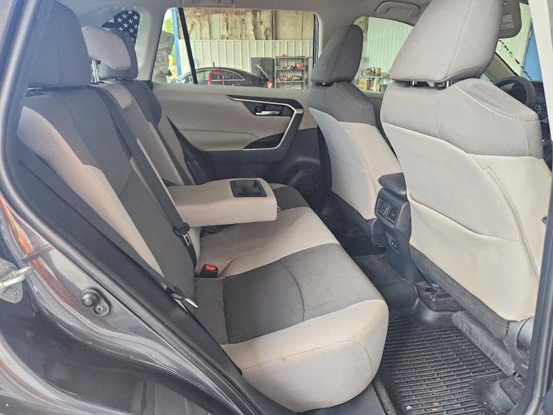 2020 TOYOTA RAV4 XLE 11
