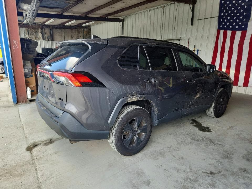 2020 TOYOTA RAV4 XLE 3