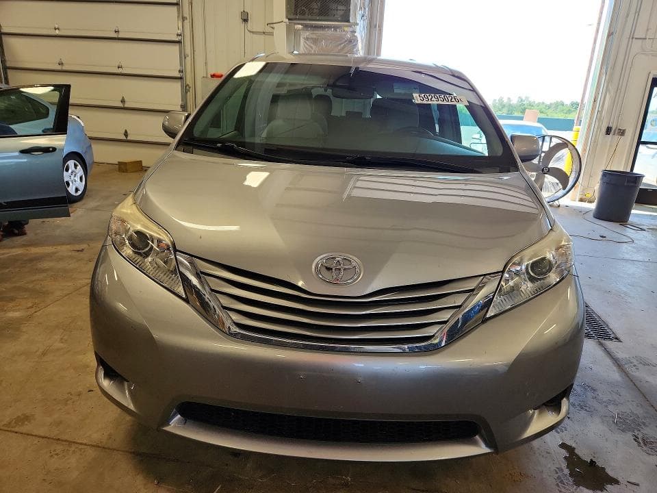 2017 TOYOTA SIENNA LE LE 5