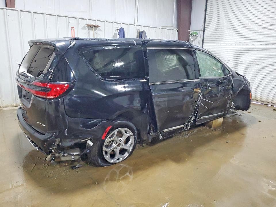 2023 CHRYSLER PACIFICA LIMITED 3