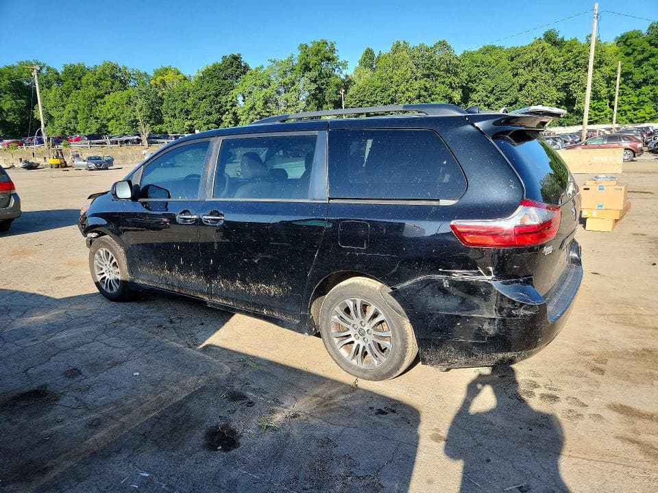 2020 TOYOTA SIENNA XLE 8-PASSENGER 2