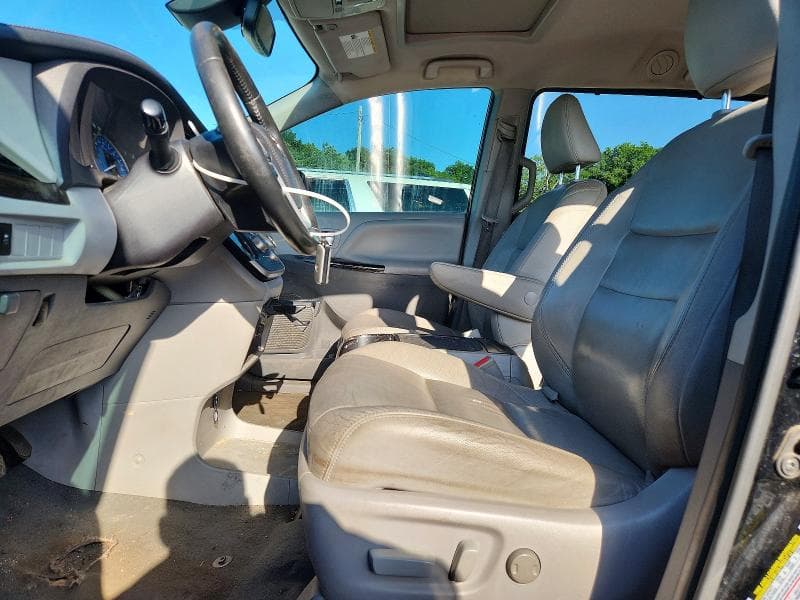 2020 TOYOTA SIENNA XLE 8-PASSENGER 7