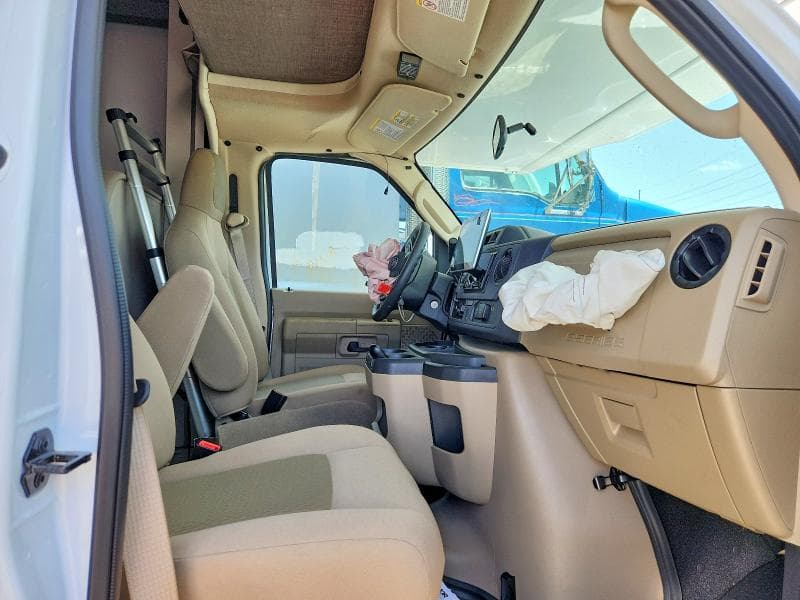 2025 FORD CHATEAU RV 5