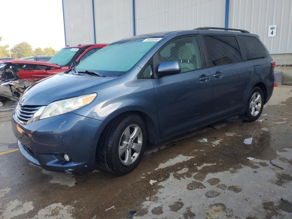 2017 TOYOTA SIENNA LE - 1