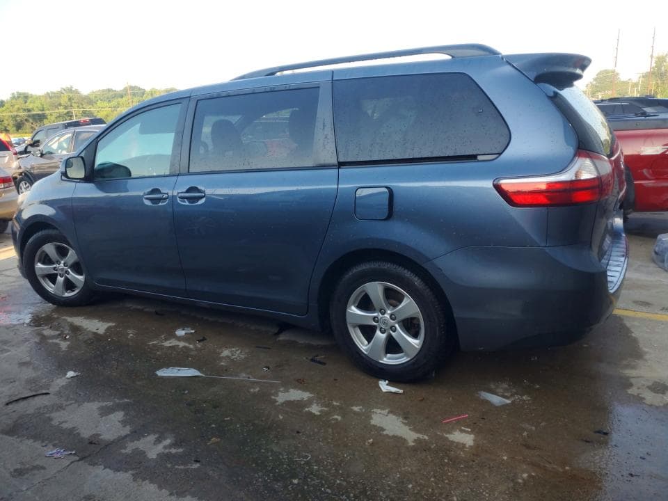 2017 TOYOTA SIENNA LE 2