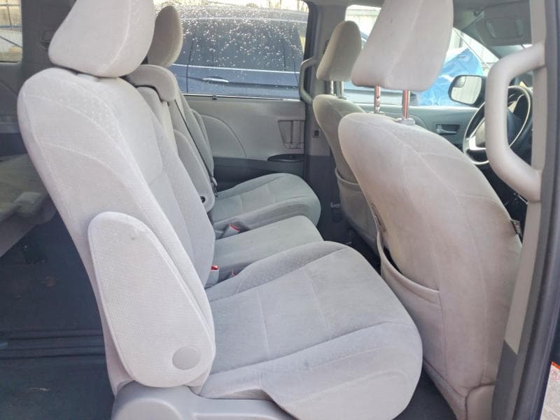 2017 TOYOTA SIENNA LE 11