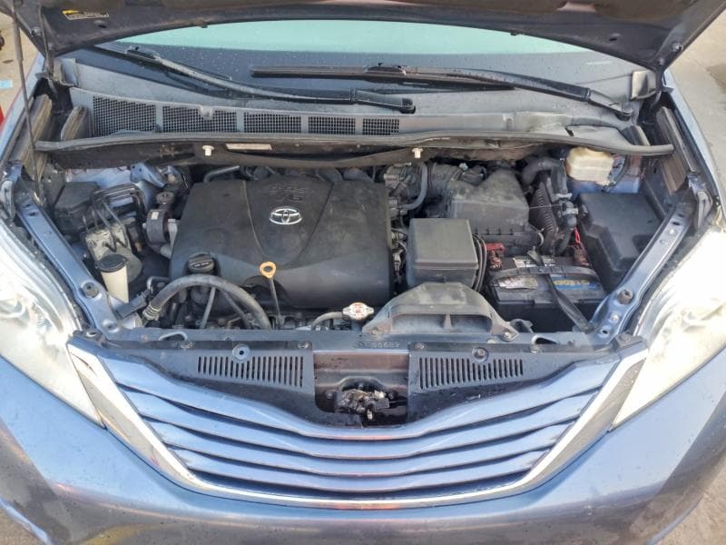 2017 TOYOTA SIENNA LE 12