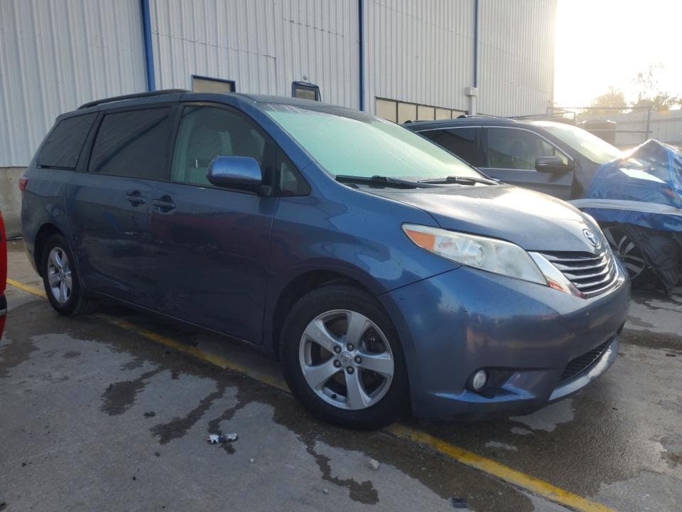 2017 TOYOTA SIENNA LE 4