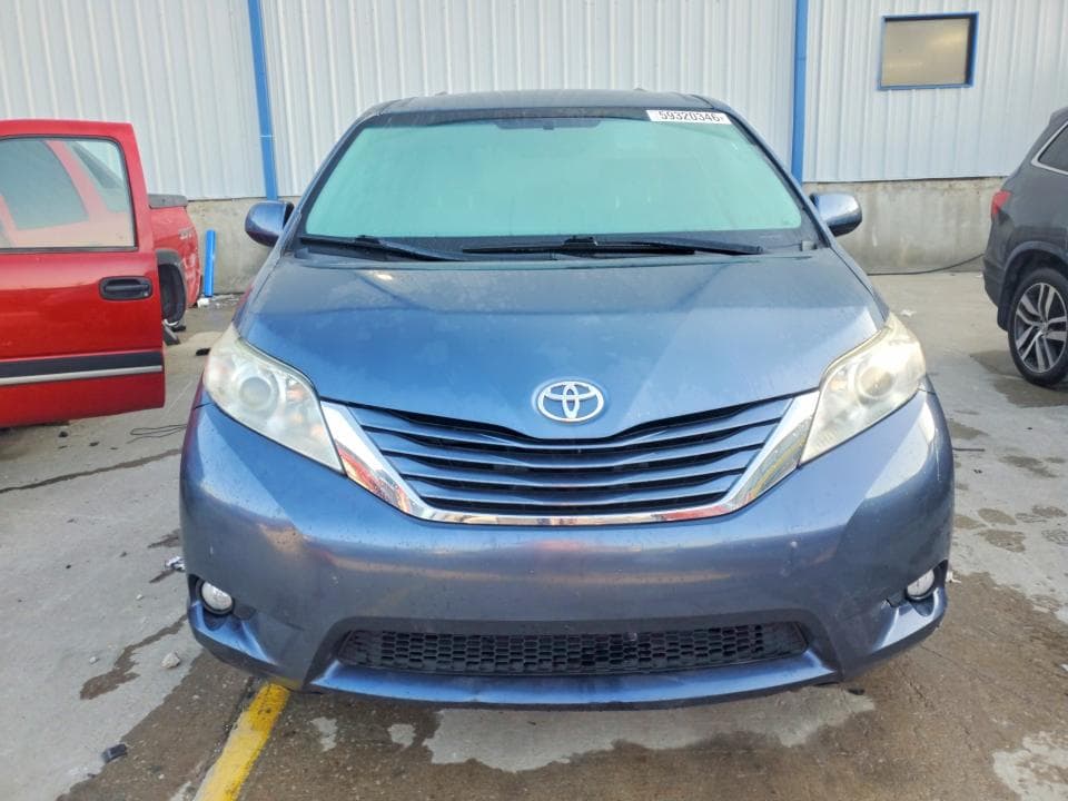 2017 TOYOTA SIENNA LE 5
