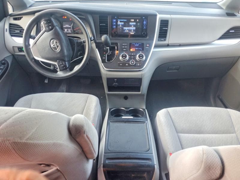 2017 TOYOTA SIENNA LE 8