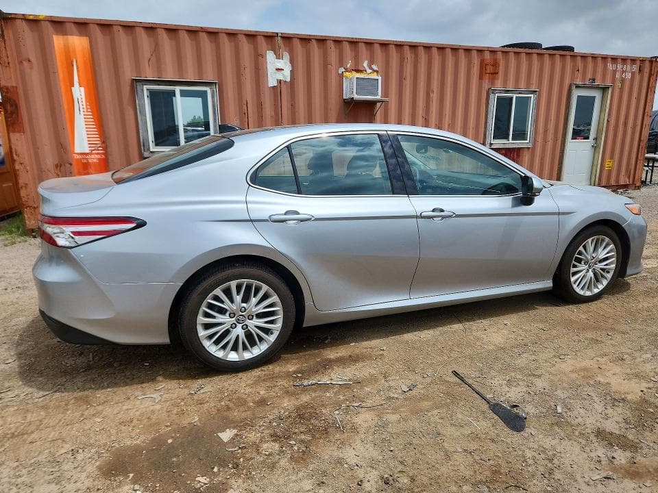2018 TOYOTA CAMRY XLE V6 3