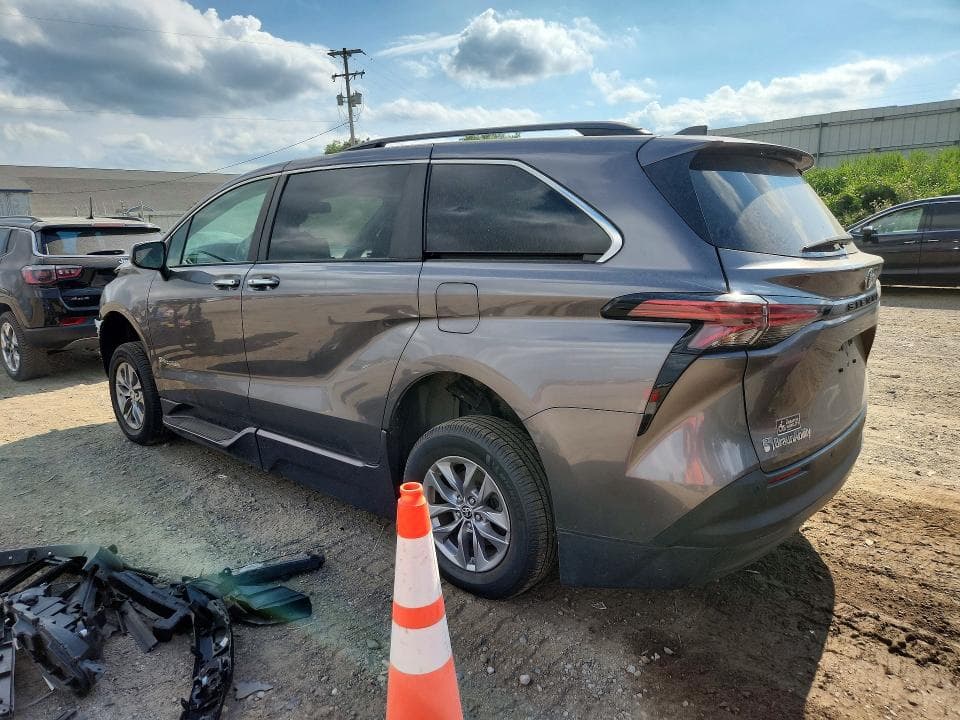 2022 TOYOTA SIENNA XLE XLE 2
