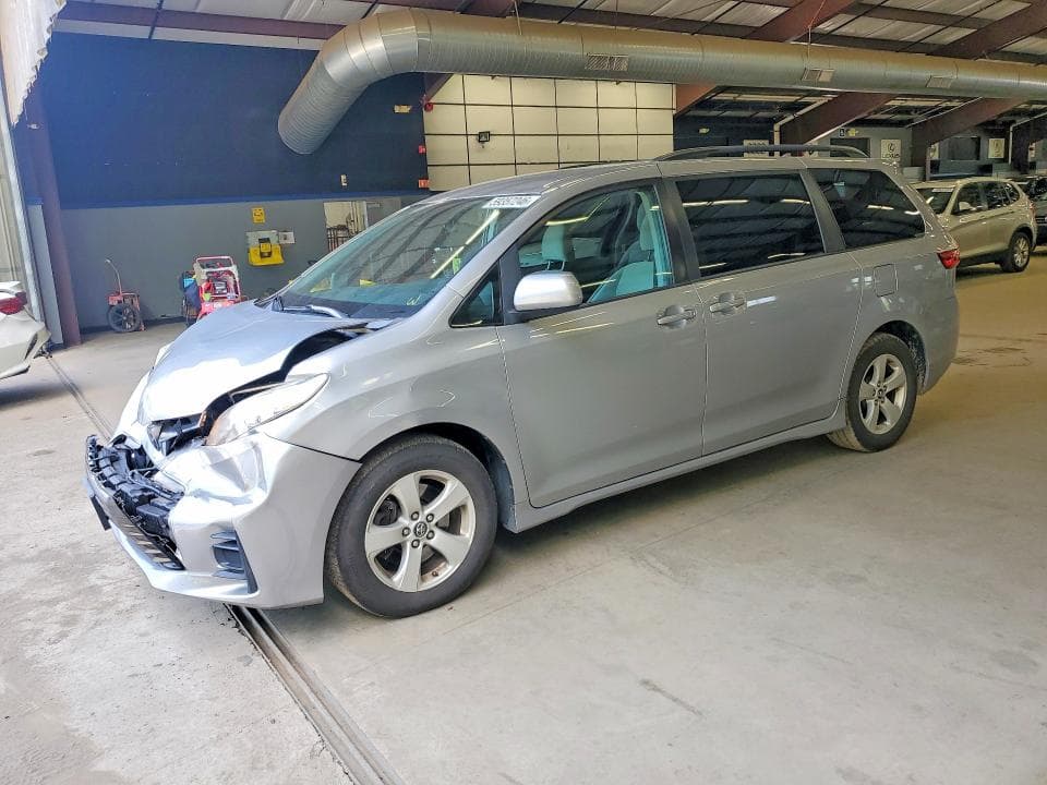 2018 TOYOTA SIENNA LE