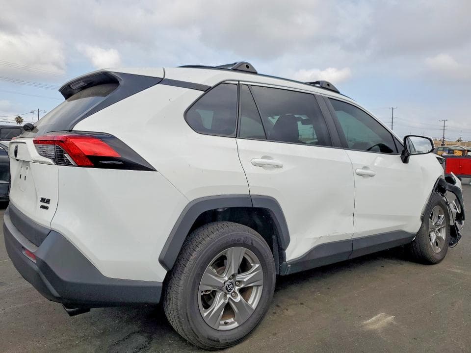 2023 TOYOTA RAV4 XLE 3