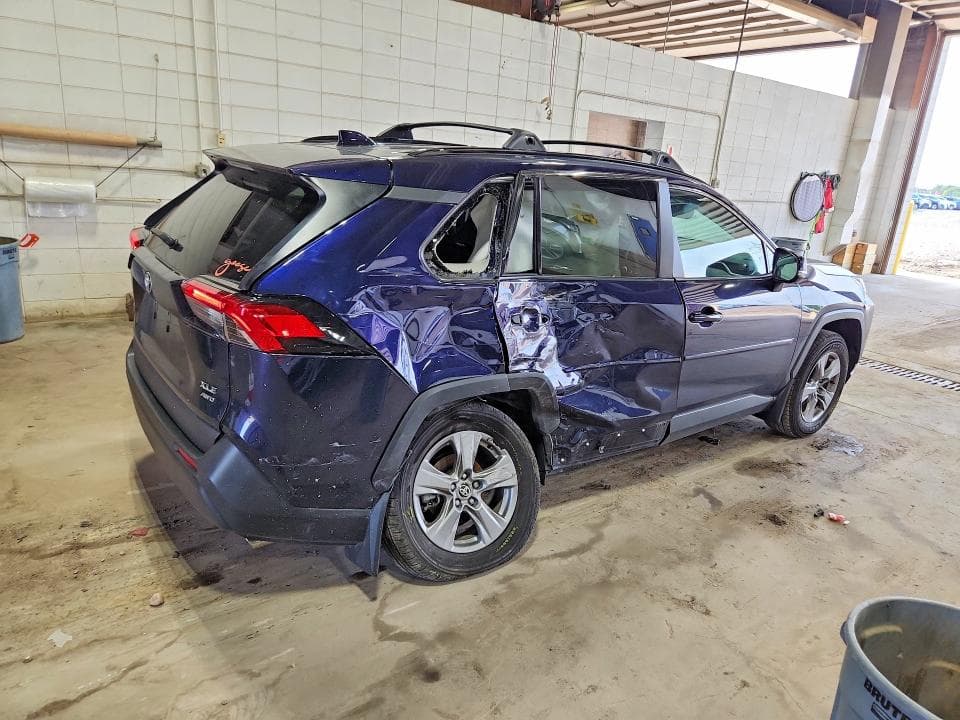 2024 TOYOTA RAV4 XLE 3