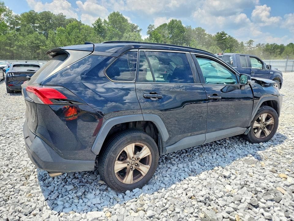 2021 TOYOTA RAV4 XLE 3