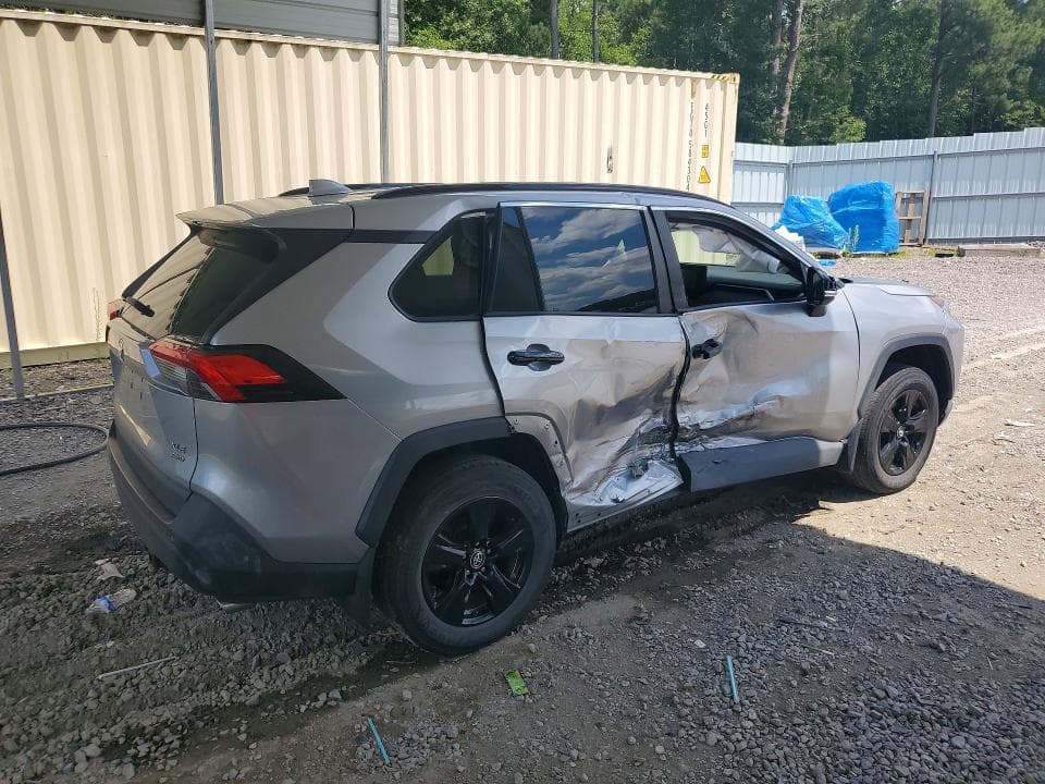 2020 TOYOTA RAV4 XLE 3