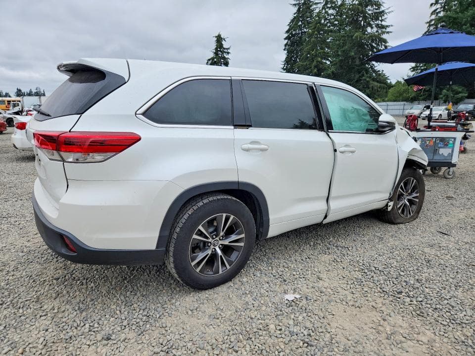 2017 TOYOTA HIGHLANDER LE 3