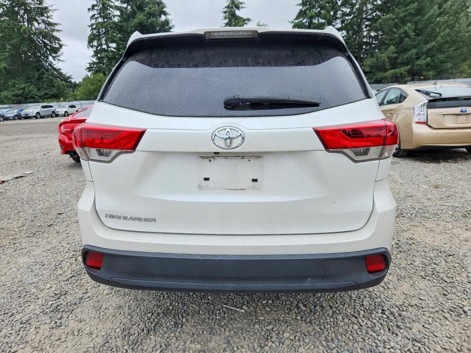 2017 TOYOTA HIGHLANDER LE 6