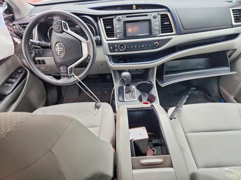 2017 TOYOTA HIGHLANDER LE 8