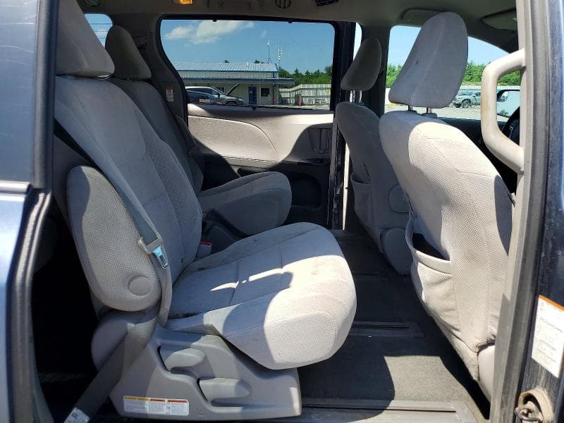 2017 TOYOTA SIENNA LE 11