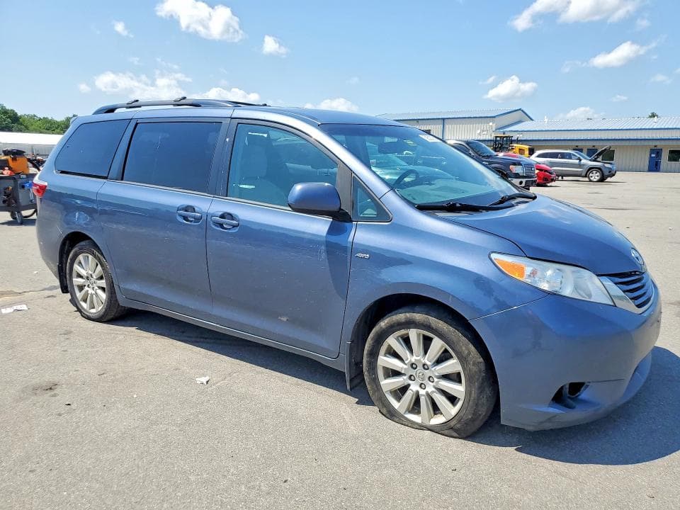 2017 TOYOTA SIENNA LE 4