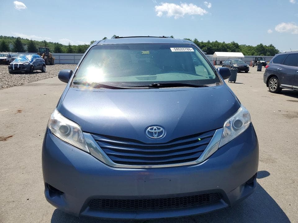 2017 TOYOTA SIENNA LE 5