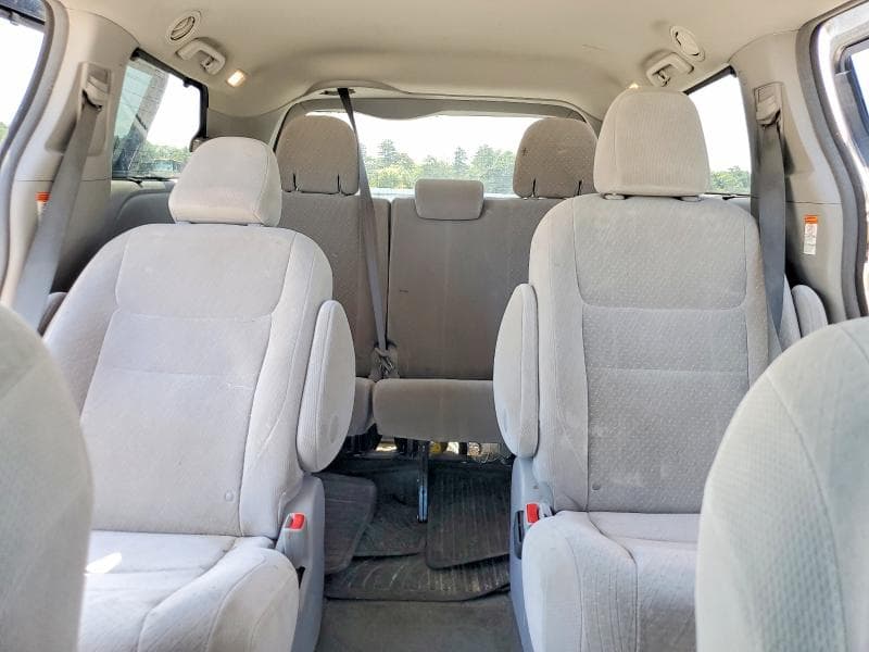 2017 TOYOTA SIENNA LE 10