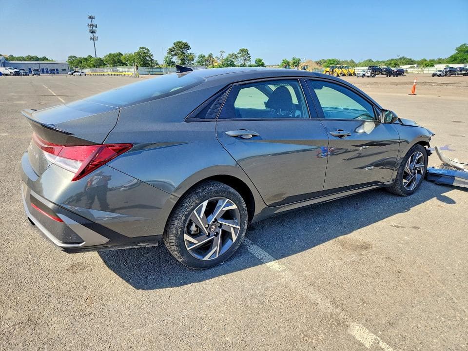 2025 HYUNDAI ELANTRA SEL SPORT 3