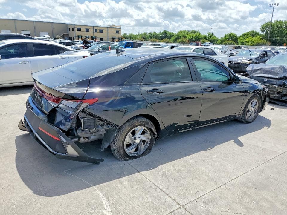 2025 HYUNDAI ELANTRA SE 3