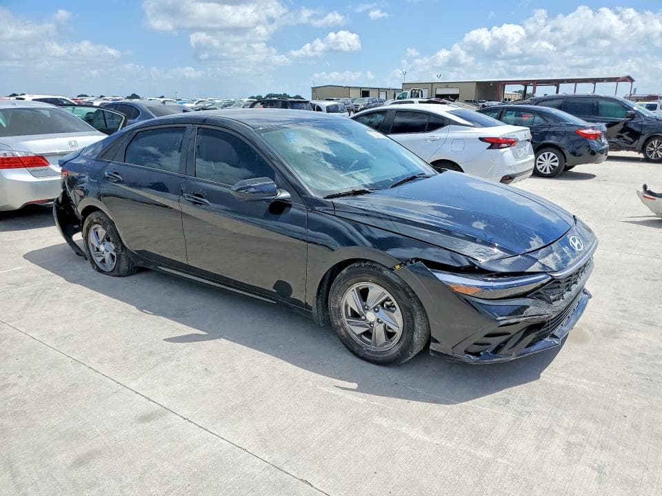 2025 HYUNDAI ELANTRA SE 4