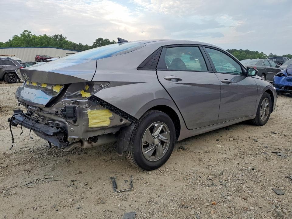 2025 HYUNDAI ELANTRA SE 3