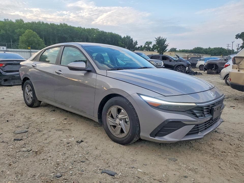 2025 HYUNDAI ELANTRA SE 4