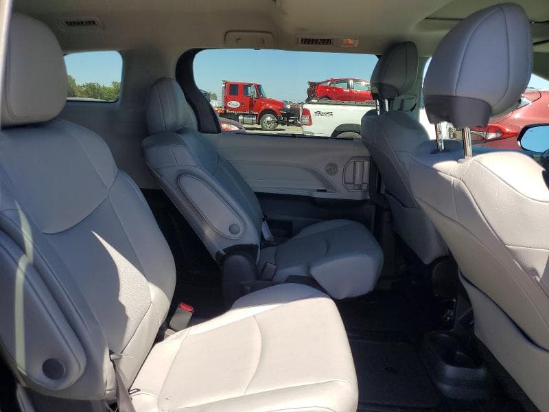 2024 TOYOTA SIENNA XLE 11