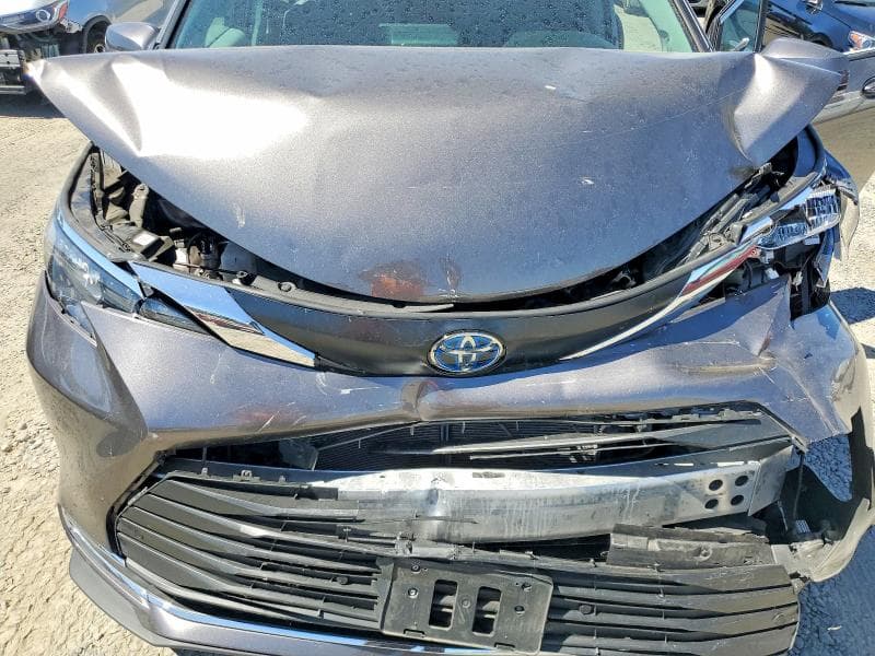 2024 TOYOTA SIENNA XLE 12