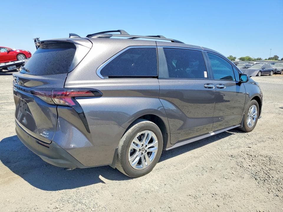 2024 TOYOTA SIENNA XLE 3