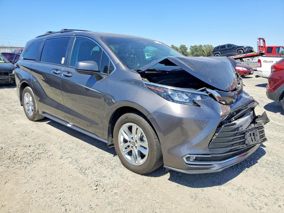 2024 TOYOTA SIENNA XLE 4