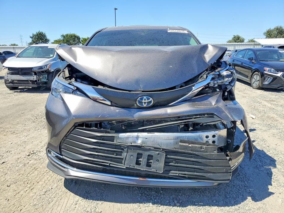 2024 TOYOTA SIENNA XLE 5