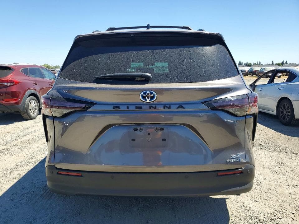 2024 TOYOTA SIENNA XLE 6