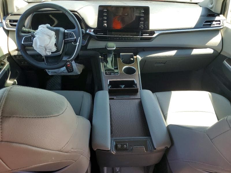 2024 TOYOTA SIENNA XLE 8