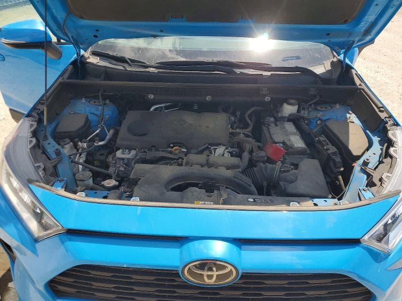 2020 TOYOTA RAV4 XLE 12