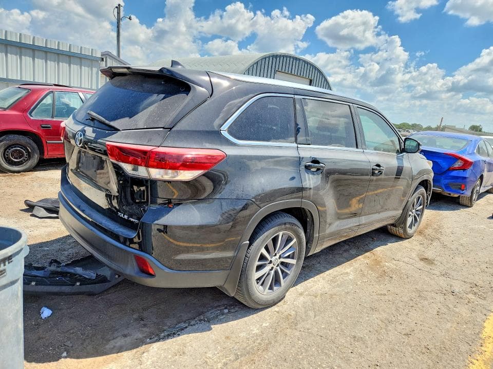 2017 TOYOTA HIGHLANDER XLE 3